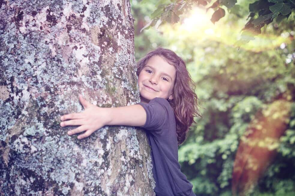 Mädchen umarmt Baum - Symbolbild Steuerberater