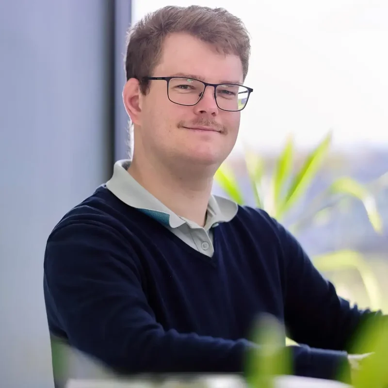 Mitarbeiter lächelt am Arbeitsplatz