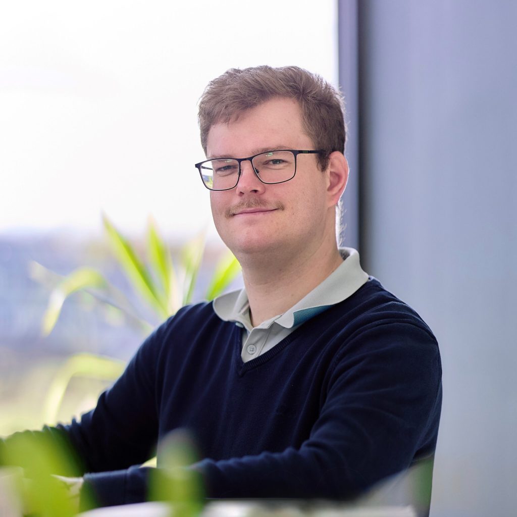 Mitarbeiter lächelt am Arbeitsplatz