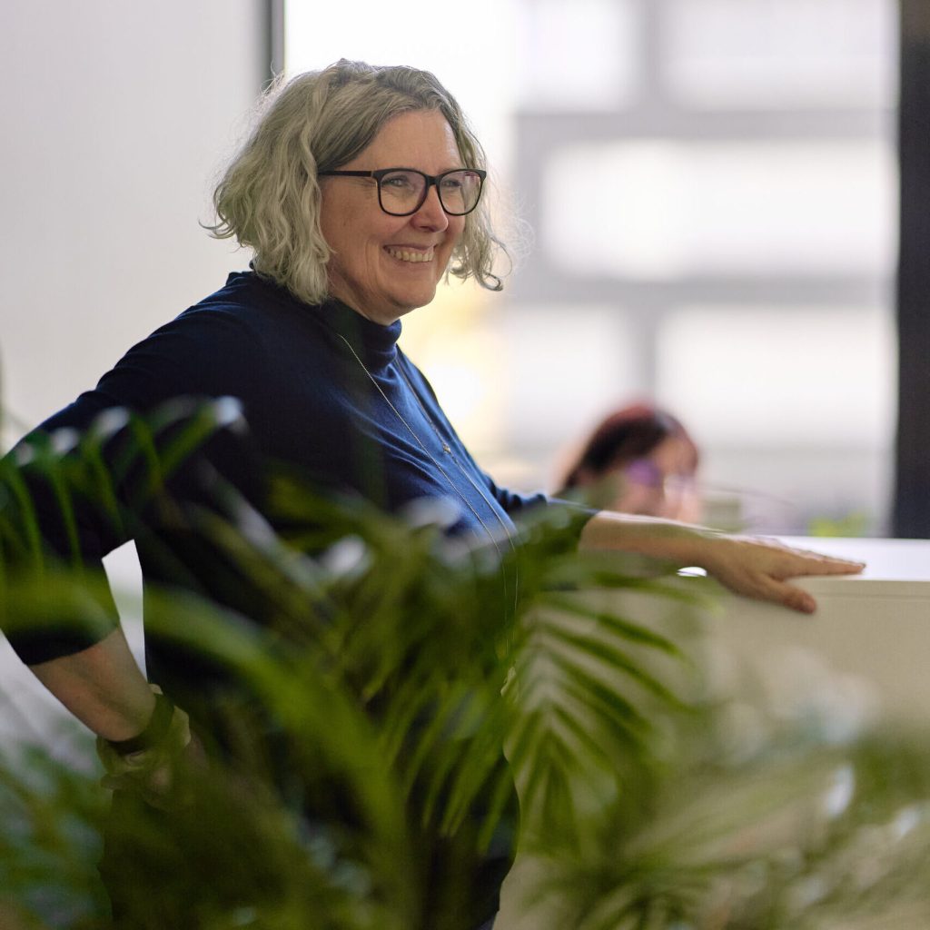 Mitarbeiterin lächelnd im Büro