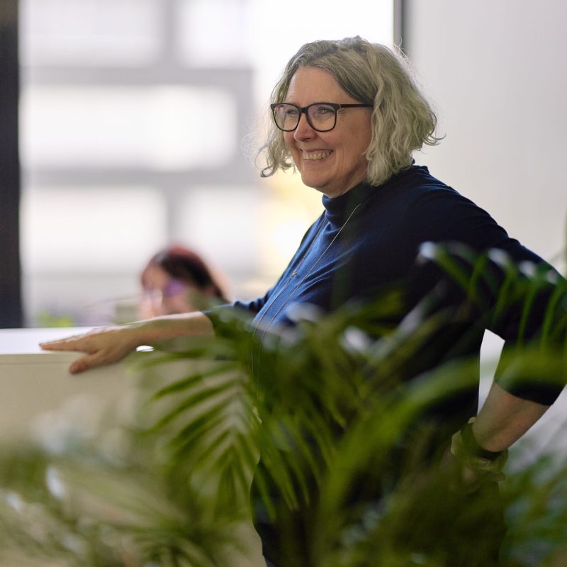 Mitarbeiterin lächelnd im Büro